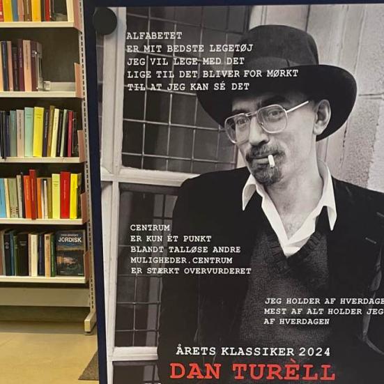 Udstilling på Støvring Bibliotek med plakaten fra Årets Klassiker 2024