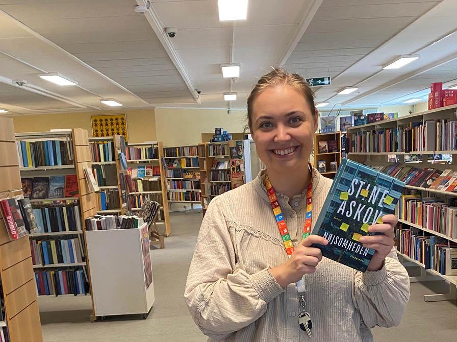 Regitze på Skørping Bibliotek med en bog af Stine Askov