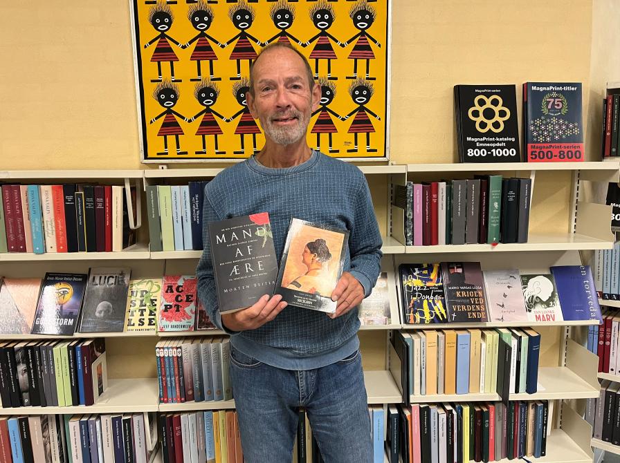 Erik Bisgaard på Skørping Bibliotek med to bøger om Sicilien